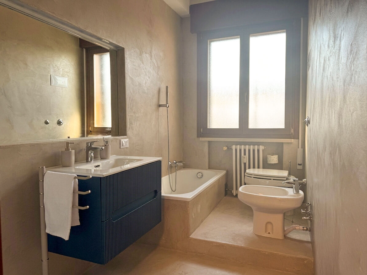 Bagno con vasca e finestra