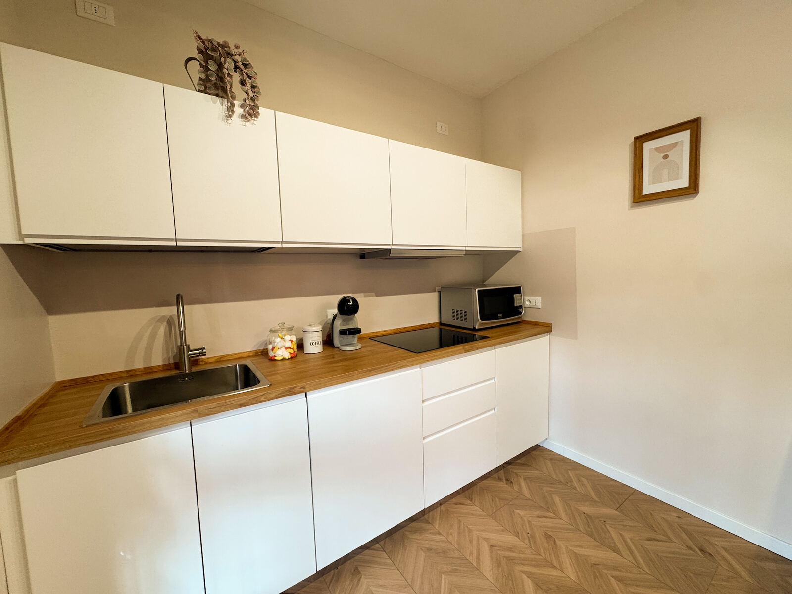 Cucina vista dalla porta scorrevole in legno