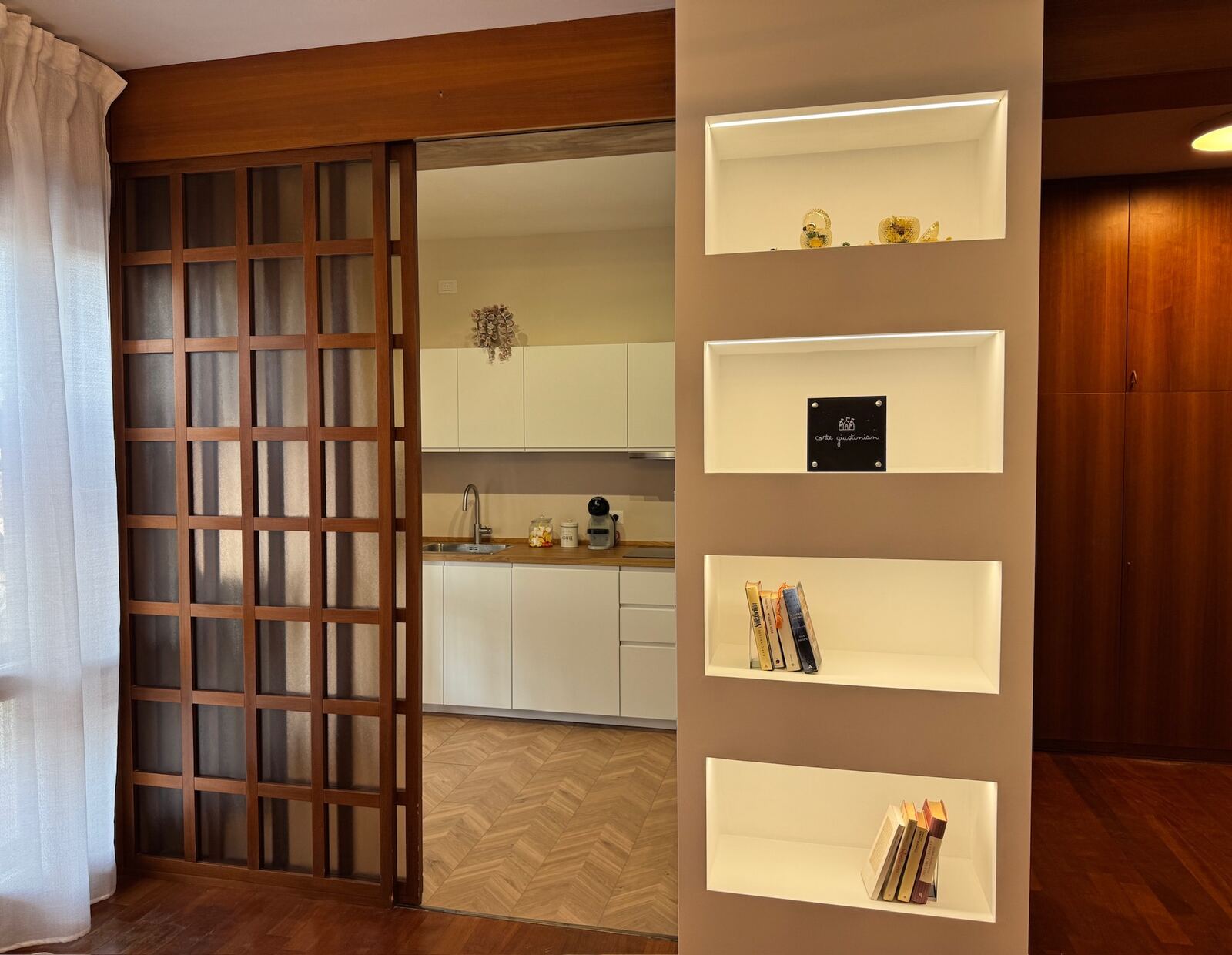 Zona living con divano e TV